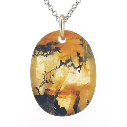 Quartz pendant with a yellow and black pattern on a white background